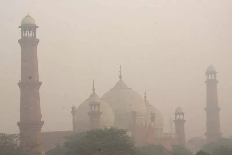 smog hangs in the air around badshahi mosque in lahore photo abid nawaz express smog hangs in the air around badshahi mosque in lahore photo abid nawaz express