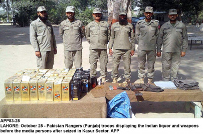 airport checks anf nabs foreigners smuggling drugs