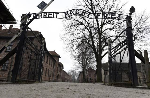 the delegation including two sunni imams walked through the camp 039 s infamous wrought iron quot arbeit macht frei quot gate photo reuters the delegation including two sunni imams walked through the camp 039 s infamous wrought iron quot arbeit macht frei quot gate photo reuters