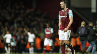andy carroll threatened by armed robbers