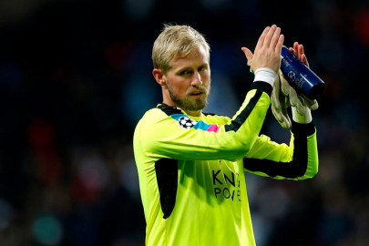 leicester keeper schmeichel out with fractured hand