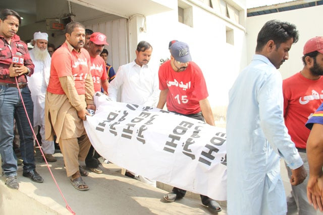 body of a victim of landhi train collision is being shifted to the morgue photo express ayesha mir body of a victim of landhi train collision is being shifted to the morgue photo express ayesha mir