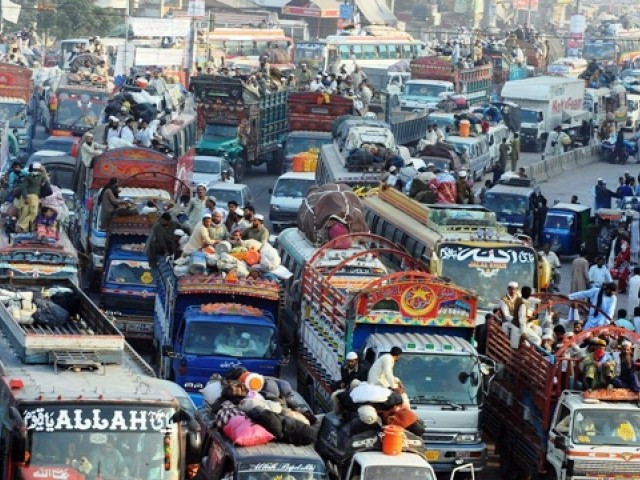 pakistani muslims ride on bus rooftops as they return home after the tablighi ijtema religious gathering in raiwind on the outskirts of lahore photo afp pakistani muslims ride on bus rooftops as they return home after the tablighi ijtema religious gathering in raiwind on the outskirts of lahore photo afp