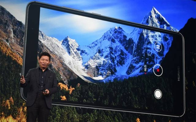 huawei consumer electronics chief richard yu jokingly promises no explosions when charging the mate 9 photo afp huawei consumer electronics chief richard yu jokingly promises no explosions when charging the mate 9 photo afp