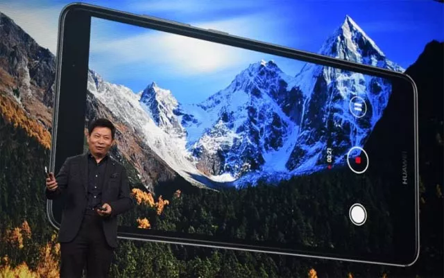 huawei consumer electronics chief richard yu jokingly promises no explosions when charging the mate 9 photo afp huawei consumer electronics chief richard yu jokingly promises no explosions when charging the mate 9 photo afp