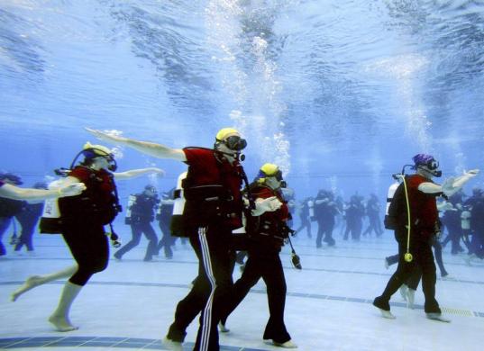 seventy four scuba divers dance to set the world record for an underwater dance class at sydney 039 s olympic park aquatic centre in 2006 the divers were required to dance simultaneously for ten minutes to set the record photo reuters