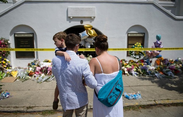 people visit a memorial outside the emanuel ame church on june 19 2015 in charleston south carolina photo afp