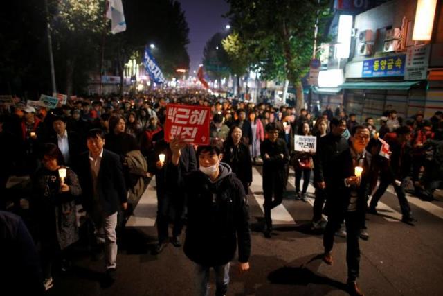 south korean people chant slogans during a rally calling on embattled president park geun hye to resign over a growing influence peddling scandal in central seoul south korea november 5 2016 photo reuters