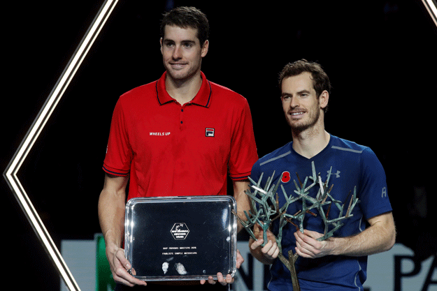 andy murray r and john isner pose for pictures after the match photo reuters