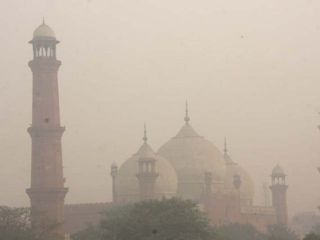 smog hangs in the air around badshahi mosque in lahore photo abid nawaz express smog hangs in the air around badshahi mosque in lahore photo abid nawaz express