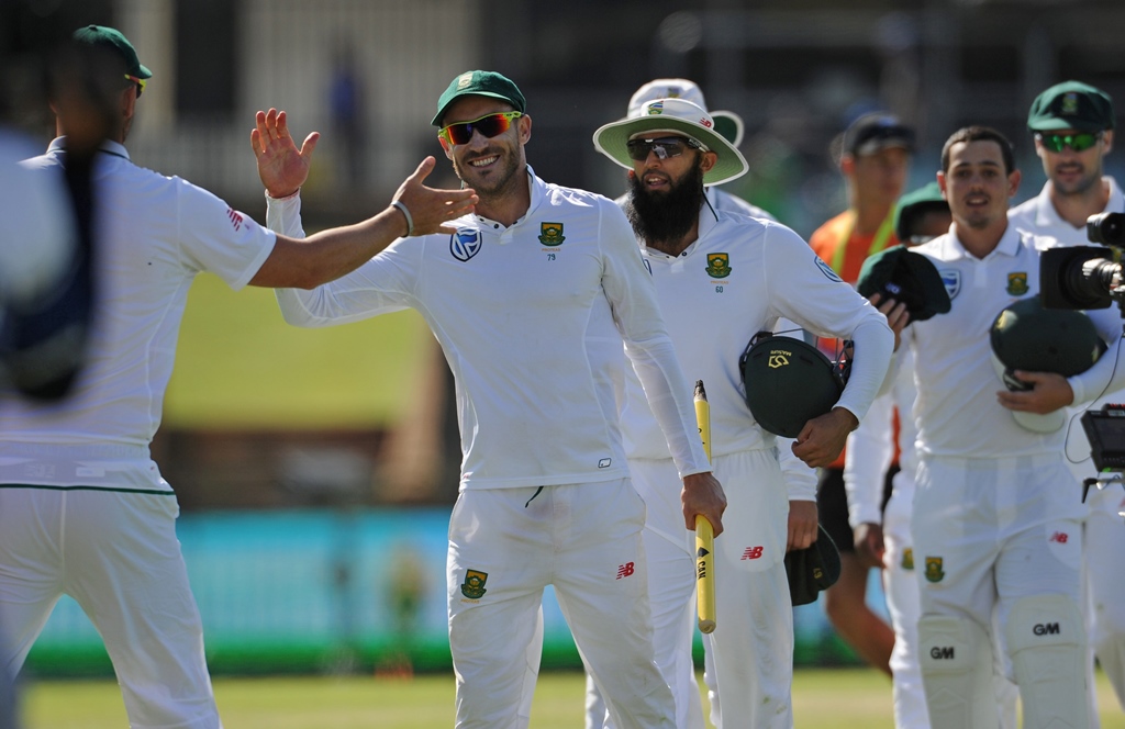 faf du plessis leads his team off the field following south africa 039 s win in perth on november 7 2016 photo afp