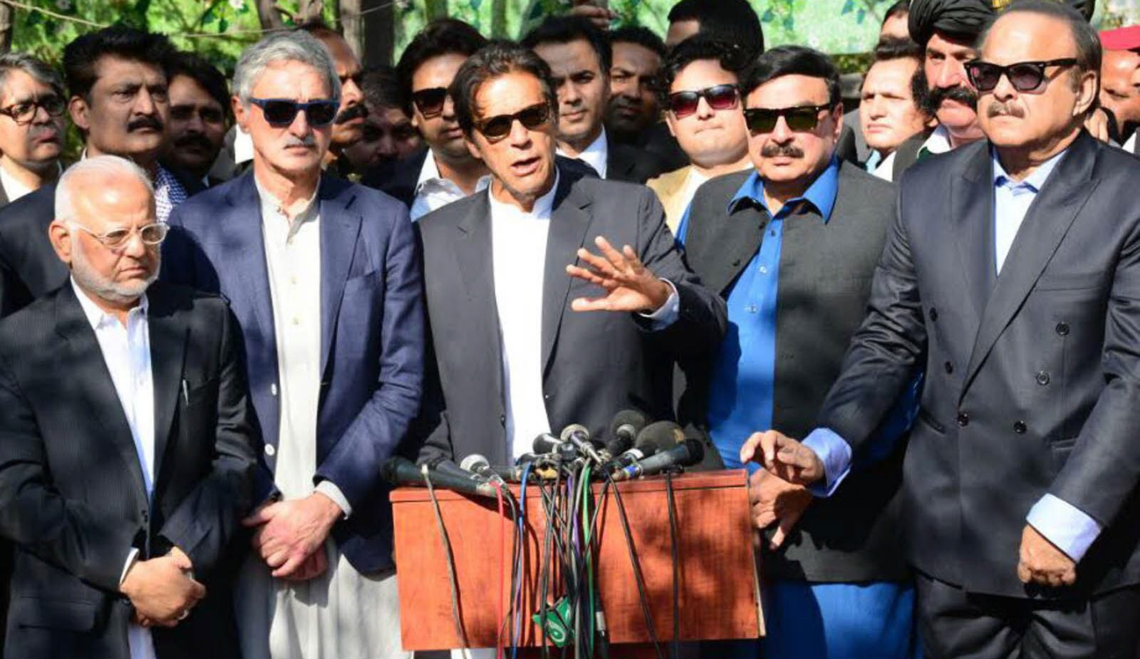 pakistan tehreek e insaf pti chairman imran khan talking to media outside his residence in bani gala islamabad on november 7 2016 photo inp