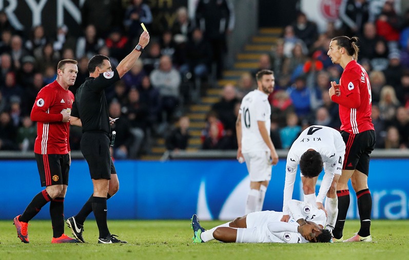 manchester united 039 s zlatan ibrahimovic is shown a yellows card by referee neil swarbrick as swansea city 039 s leroy fer is down holding his face on november 6 2016 photo reuters