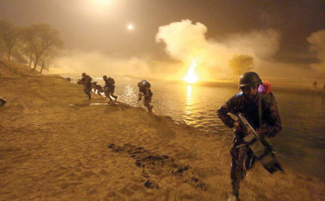 army troops take part in the night and dawn operations of the central command in kharian photo inp army troops take part in the night and dawn operations of the central command in kharian photo inp