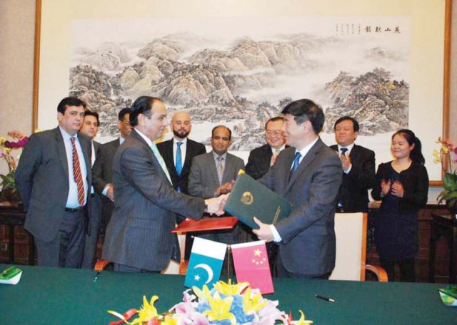 nab chairman qamar zaman chaudhry and chinese minister for supervision and inspection exchange documents after signing the mou photo app nab chairman qamar zaman chaudhry and chinese minister for supervision and inspection exchange documents after signing the mou photo app