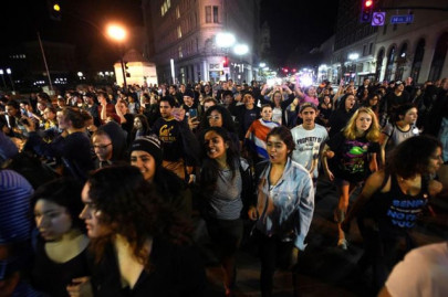 anti trump demonstrators set fires break windows in california