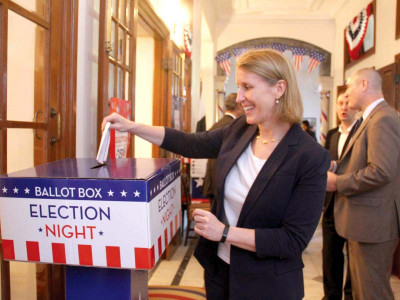 karachiites experience excitement of us election day karachiites experience excitement of us election day