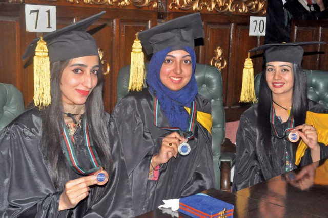 comsats graduates show their medals photo express comsats graduates show their medals photo express