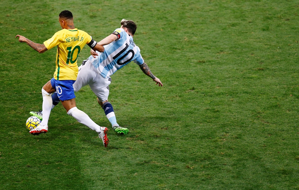 argentina 039 s lionel messi r vies for ball with brazil 039 s neymar photo reuters ricardo moraes