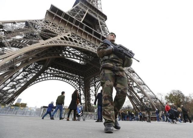 french military patrol near the eiffel tower the day after a series of deadly attacks in paris november 14 2015 photo reuters