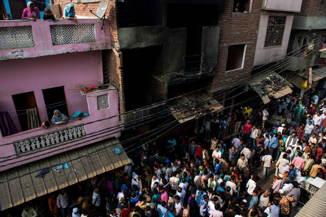 indian residents stand near a gutted workshop in ghaziabad some 20 kms east of new delhi on november 11 2016 photo afp