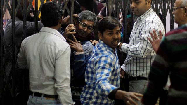 anger rising in india as banks slow to dispense cash
