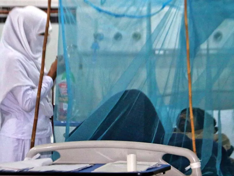 a nurse tends to a dengue patient in civil hospital in rawalpindi on saturday photo agha mehroz express a nurse tends to a dengue patient in civil hospital in rawalpindi on saturday photo agha mehroz express
