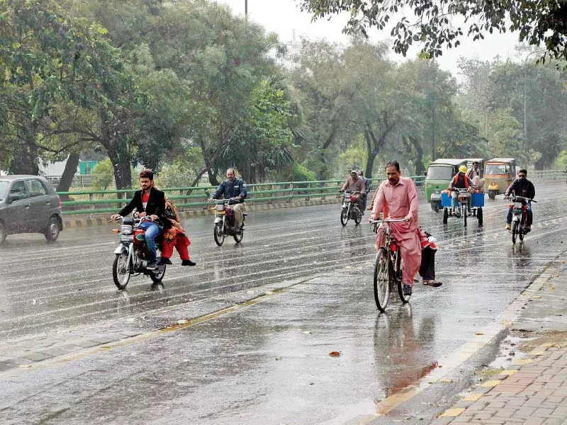 people commute in lahore amid a drizzle photo express people commute in lahore amid a drizzle photo express
