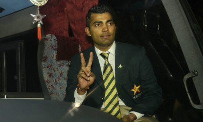 umar akmal trolls himself on twitter