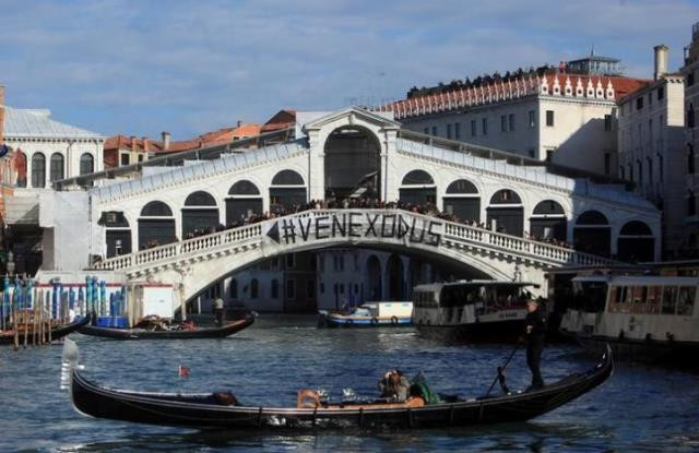 a banner reading 039 venice exodus 039 is displayed on the rialto bridge in a protest that calls for the authorities to think of the local community and not just about tourists in venice italy november 12 2016 photo reuters a banner reading 039 venice exodus 039 is displayed on the rialto bridge in a protest that calls for the authorities to think of the local community and not just about tourists in venice italy november 12 2016 photo reuters