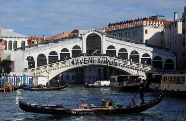 a banner reading 039 venice exodus 039 is displayed on the rialto bridge in a protest that calls for the authorities to think of the local community and not just about tourists in venice italy november 12 2016 photo reuters