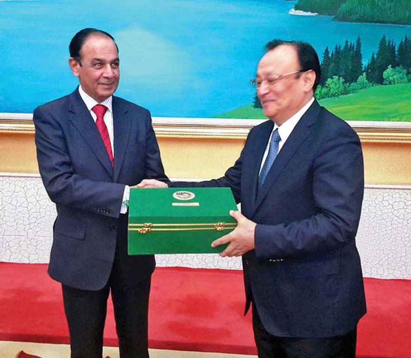 the chairman nab and the xinjiang governor exchange souvenirs in urumqi photo app