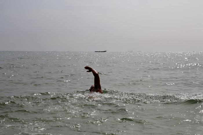 ben hooper starts a swim across the atlantic from dakar senegal on november 13 2016 photo reuters emma farge