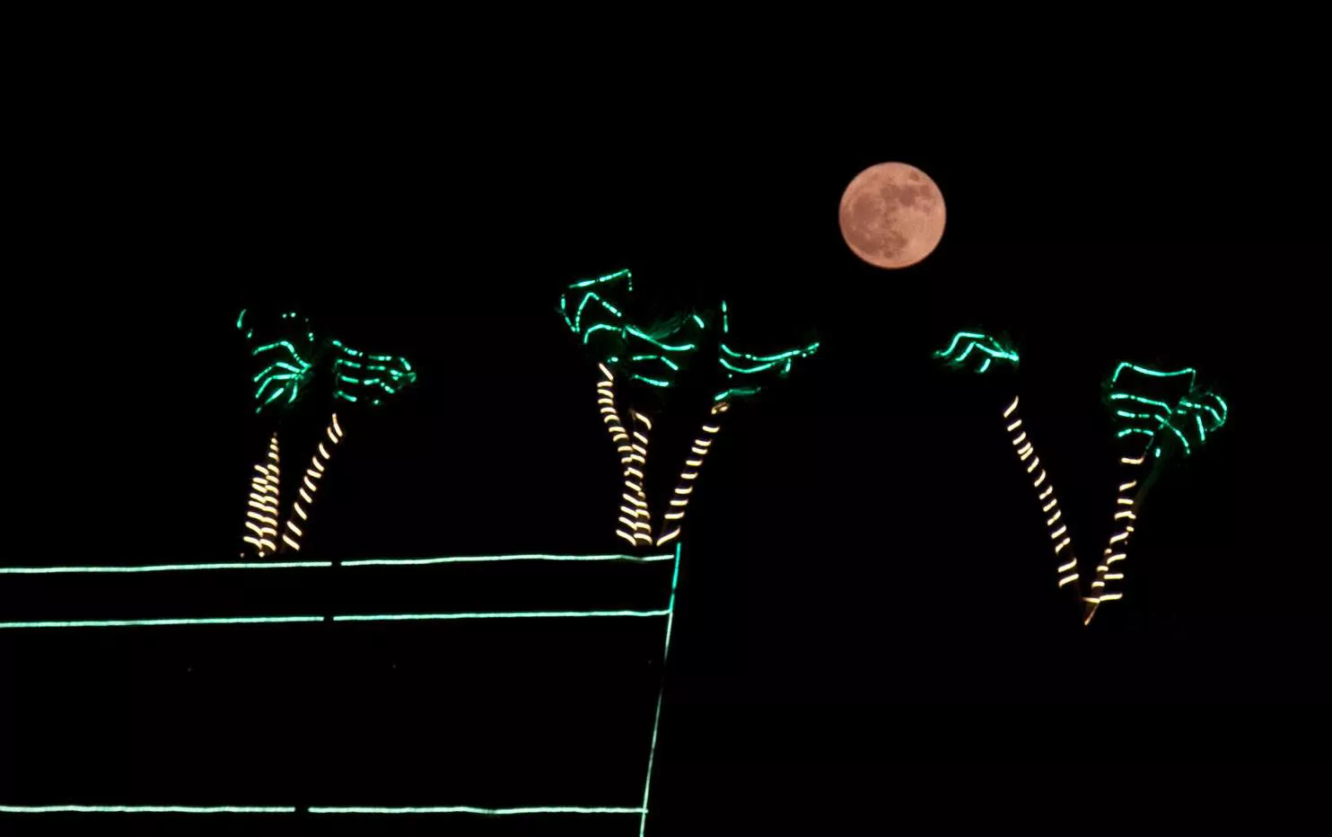 supermoon is seen in karachi november 14 2016 photo mohammad noman express supermoon is seen in karachi november 14 2016 photo mohammad noman express