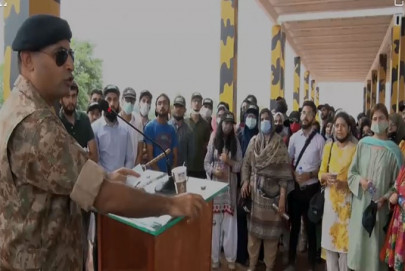 university students spend day with army troops at lahore garrison university students spend day with army troops at lahore garrison
