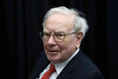 billionaire warren buffett invests in 3 big us airlines