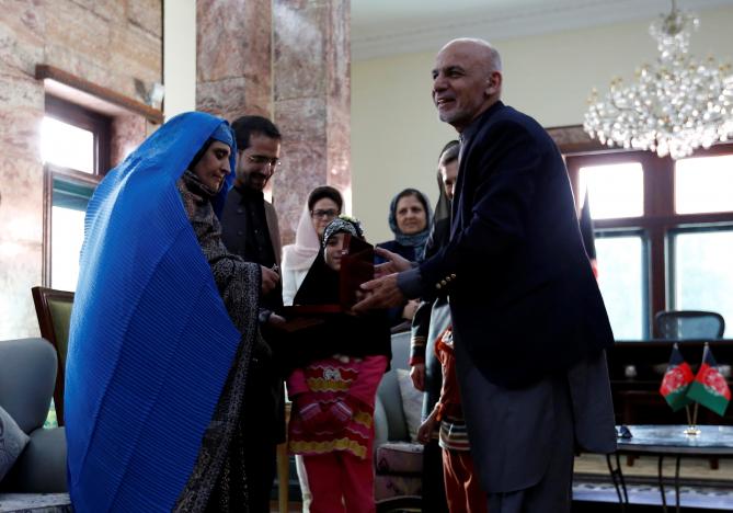 sharbat gula l the green eyed quot afghan girl quot whose 1985 photo in national geographic became a symbol of her country 039 s wars receives a key to an apartment from afghanistan 039 s president ashraf ghani after she arrived in kabul afghanistan photo reuters