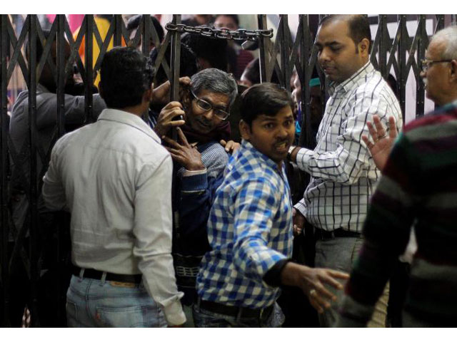 people rush inside a bank to exchange their old high denomination banknotes in allahabad india photo reuters
