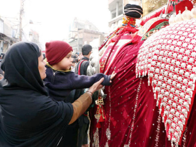 mourners perform rituals during the chelum procession in rawalpindi photo nni mourners perform rituals during the chelum procession in rawalpindi photo nni