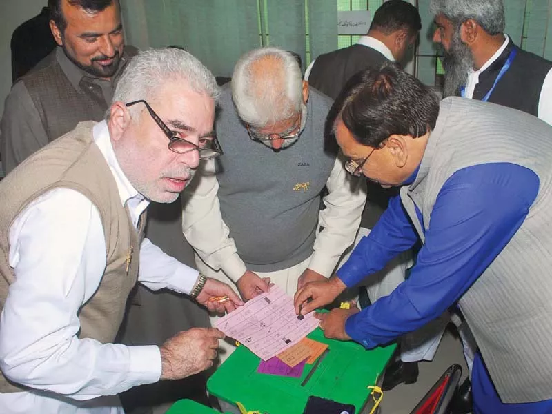 pml n rawalpindi chief witnesses presiding officer marking ballot papers photo online pml n rawalpindi chief witnesses presiding officer marking ballot papers photo online