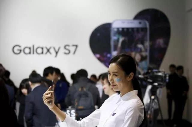 a model poses for photographs with samsung electronics 039 new smartphone galaxy s7 during its launch photo reuters a model poses for photographs with samsung electronics 039 new smartphone galaxy s7 during its launch photo reuters