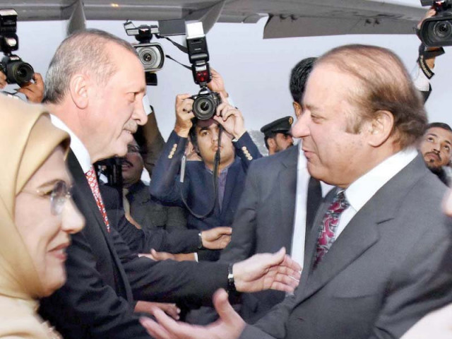 pm nawaz sharif welcomes turkey s president erdogan at the nur khan air base photo app pm nawaz sharif welcomes turkey s president erdogan at the nur khan air base photo app