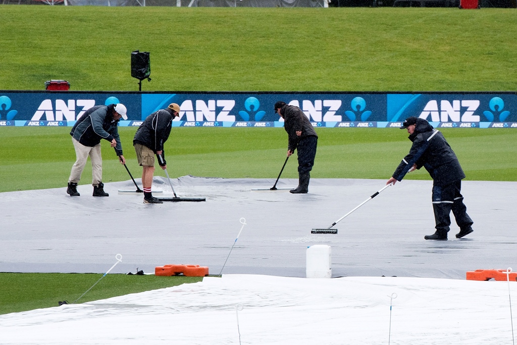 grounds staff dry the wet grounds at the hagley park in christchurch on november 17 2016 photo afp