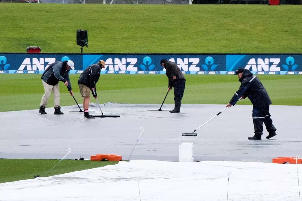 grounds staff dry the wet grounds at the hagley park in christchurch on november 17 2016 photo afp grounds staff dry the wet grounds at the hagley park in christchurch on november 17 2016 photo afp