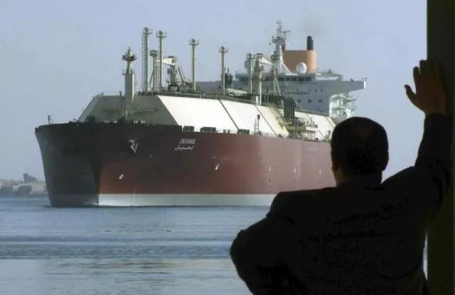 a man looks as the world 039 s biggest liquefied natural gas lng tanker duhail as she crosses through the suez canal april 1 2008 photo reuters a man looks as the world 039 s biggest liquefied natural gas lng tanker duhail as she crosses through the suez canal april 1 2008 photo reuters