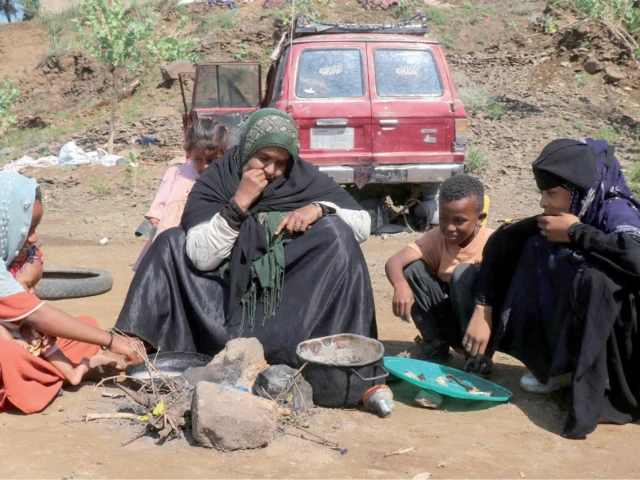 a displaced woman eats with her children at a makeshift camp for displaced people in taiz province yemen photo reuters a displaced woman eats with her children at a makeshift camp for displaced people in taiz province yemen photo reuters
