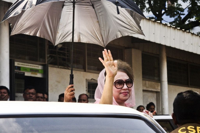 former bangladeshi prime minister khaleda zia leaves after a court appearance in dhaka on november 10 2016 photo afp