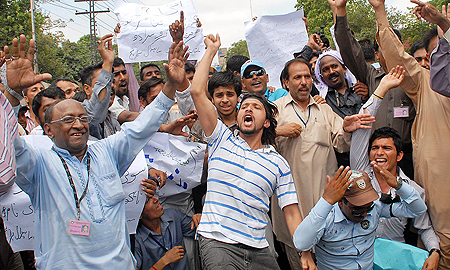 sui gas employees protest against torture of their task force photo online