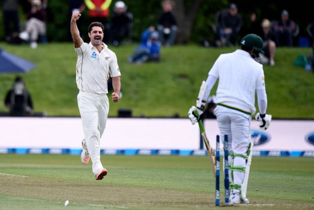 colin de grandhomme l celebrates bowling azhar ali at the hagley park in christchurch on november 18 2016 photo afp marty melville colin de grandhomme l celebrates bowling azhar ali at the hagley park in christchurch on november 18 2016 photo afp marty melville
