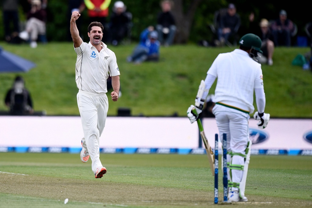 colin de grandhomme l celebrates bowling azhar ali at the hagley park in christchurch on november 18 2016 photo afp marty melville